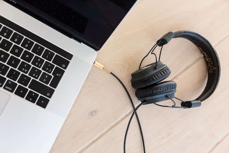 earphone headsets plugged into a laptop - Guide and solution: Why can I hear myself in my Headset?